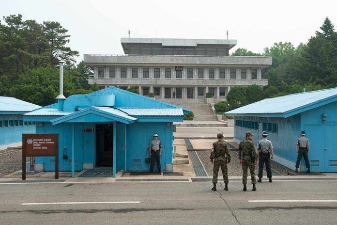 Panmunjom,,South,Korea,-,Circa,June,2012:,South,Korean,Soldiers Military personnel standing near blue buildings at a border crossing